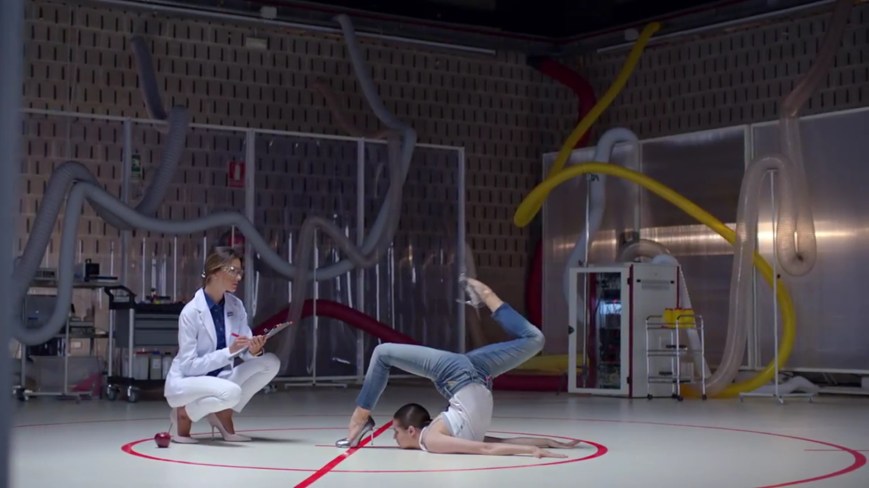 Dr Ambrosio zeichnet die Ergebnisse des HYPERFLEX TEST genau auf