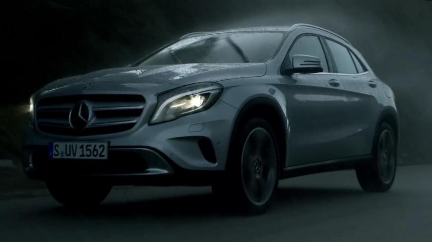 Big Wave Surfer Garrett McNamara mit dem Mercedes Benz GLA