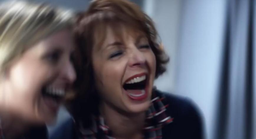 Emirates A380 Werbung 2015 mit Jennifer Aniston Bordpersonal macht sich lustig