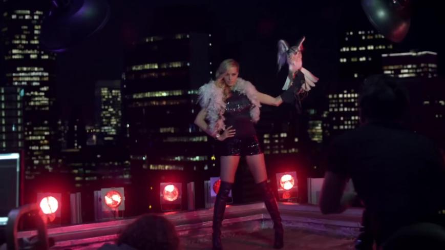 Supermodel Petra Němcová mit dem GLC