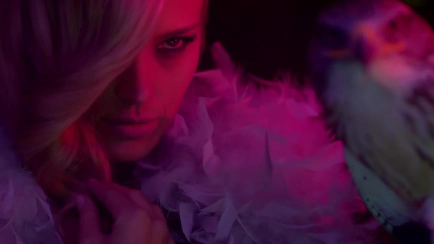 Supermodel Petra Němcová mit dem Mercedes Benz GLC